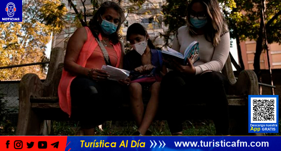 La familia de Jaime leía con preocupación las cartas que les escribía desde la cama.